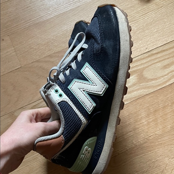 New Balance Women’s Navy and Tan Sneakers - Picture 3 of 7